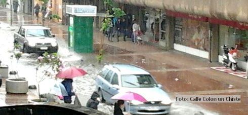 En un verdadero río se transformó la calle Colón y las obras de colectores fueron inútiles, obligando al cierre de kioskos